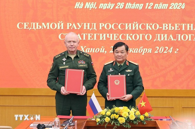 Le vice-ministre vietnamien de la Défense, Hoàng Xuân Chiên et son homologue russe Alexander Vasilyevich Fomin signent deux documents servant de bases pour la coopération future, à Hanoi, le 26 décembre 2024. Photo : VNA hoang-xuan-chien-alexander-vasilyevich-fomin.jpg