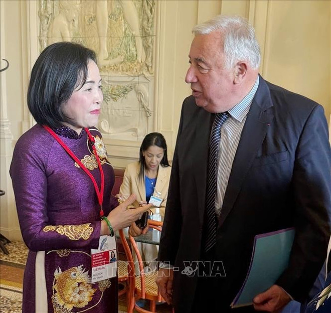 La vice-présidente de l'Assemblée nationale du Vietnam, Nguyên Thi Thanh, rencontre le président du Sénat français, Gérard Larcher, en marge de la 50e de l’Assemblée parlementaire de la Francophonie (APF), à Paris. Photo : VNA nguyen-thi-thanh-gerard-larcher.jpg