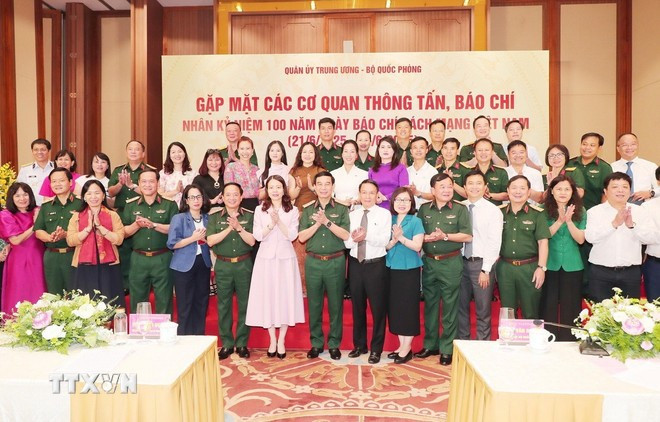 Le ministre de la Défense, Phan Van Giang pose avec les représentants de principaux organes de presse. Photo: VNA phan-van-giang-presse.jpg
