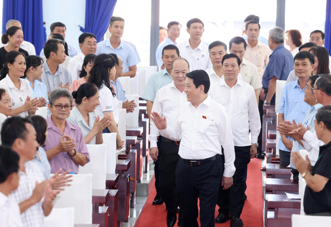 Le président Luong Cuong avec les électeurs de Hô Chi Minh-Ville, le le 1er octobre. Photo : VNA luong-cuong-electeurs.jpg