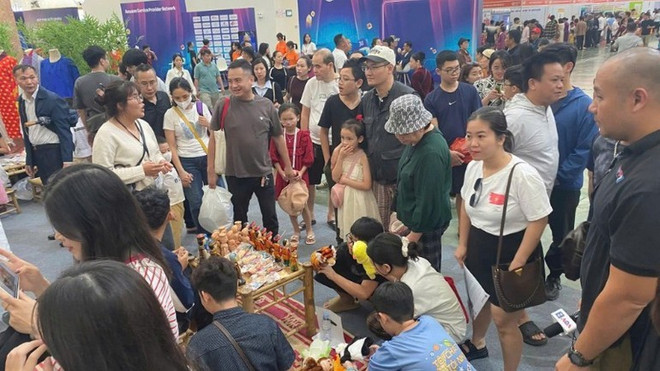 Les visiteurs prennent grand plaisir à s’initier à la fabrication de marionnettes, une expérience ludique et enrichissante. Photo: NDEL fabrication-de-marionnettes.jpg