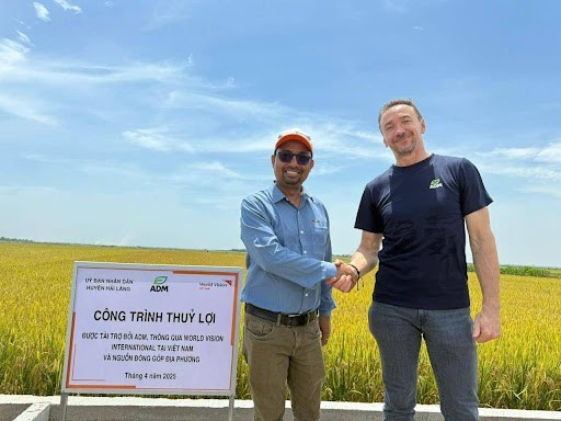 Gerald Wilflingseder, président de la division Nutrition animale Asie-Pacifique d'ADM (droite) et Stanislaus Rozario, directeur des finances et des services généraux de World Vision International au Vietnam. Photo: @WVVN gerald-wilflingseder.jpg