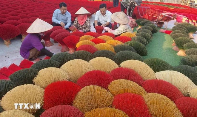 Les bâtonnets d'encens de Quang Phu Câu déjà populaires au Vietnam sont également exportés vers des marchés comme la Chine, l'Inde et la Malaisie. Photo : VNA quang-phu-cau.jpg