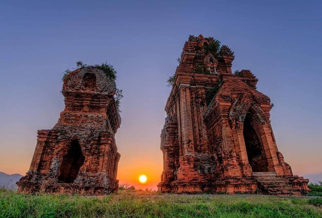 Les tours de Thap Dôi. Plusieurs vestiges de la civilisation Cham à Binh Dinh, dont les fameuses tours, méritent le détour. Photo sovanhoabinhdinh.gov.vn tours-binh-dinh.jpg
