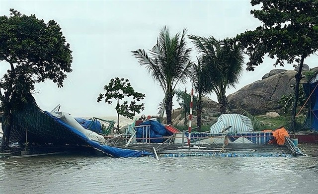 Le camping touristique sur la plage de Sâm Son, dans la province de Thanh Hoa, a été détruit mardi matin 26 août par des vents violents. Photo : VNA sam-son-typhon-kajiki.jpg
