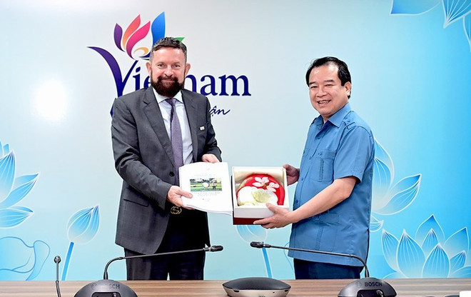 Le directeur adjoint de l’Autotrité nationale du tourisme du Vietnam, Hà Van Siêu (à droite), et le représentant régional pour l'Asie et le Pacifique de l'OIF, Edgar Doerig. Photo : TITC ha-van-sieu.jpg