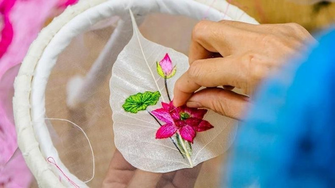 Grâce à leurs mains habiles et talentueuses, les artisans de Gia Sinh ont insufflé une âme à la feuille de Bodhi et créé des œuvres d’art uniques et admirables. Photo : NDEL artisans.jpg
