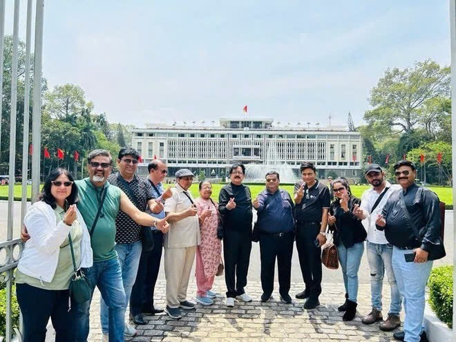 Des touristes indiens posent devant le Palais de la réunification à Hô Chi Minh-Ville. Photo : VietnamPlus palais-de-la-reunification.jpg