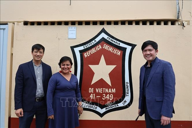 Marisol Nolasco Najera, directrice de l’Escuela Primaria Republica Socialista de Vietnam, pose avec des diplomates de l’ambassade du Vietnam au Mexique. Photo: VNA marisol-nolasco-najera.jpg