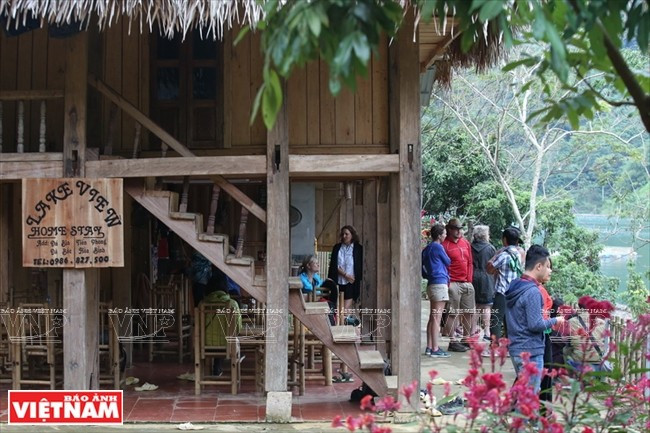 De nombreux visiteurs choisissent de passer la nuit dans des maisons sur pilotis au bord du lac. Photo: VNP de-nombreux-visiteurs.jpg