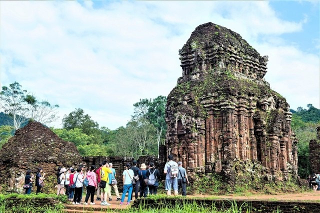 des-touristes-visitent-le-complexe-des-temples-de-my-son.jpg