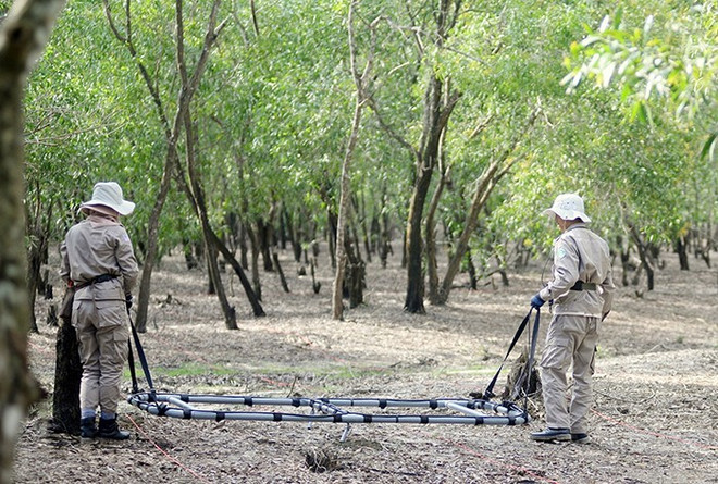 La mission de l’équipe consiste à neutraliser les engins explosifs laissés par la guerre, à l’aide d’équipements spécialisés. Photo: cand.com.vn mission-de-lequipe.jpg