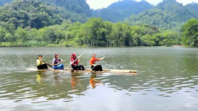 Le lac Pha Day, miroir céleste à 1.200 mètres d’altitude. Photo : baovanhoa.vn pha-day.jpg