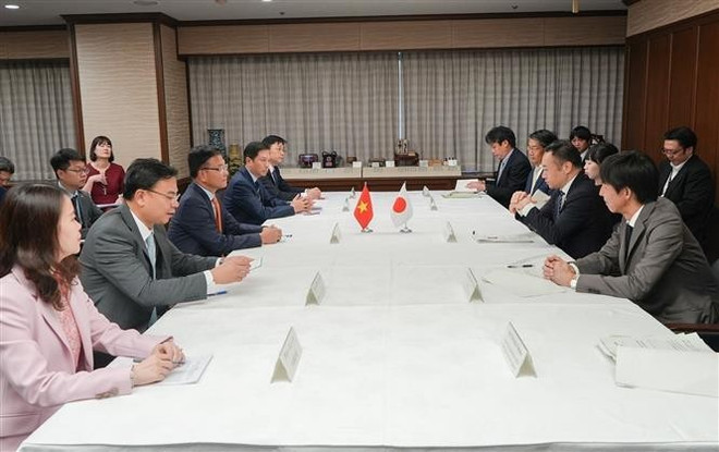 Entretien entre le vice-Premier ministre Lê Thành Long et le ministre de la Justice Suzuki Keisuke. Photo : VNA suzuki-keisuke.jpg