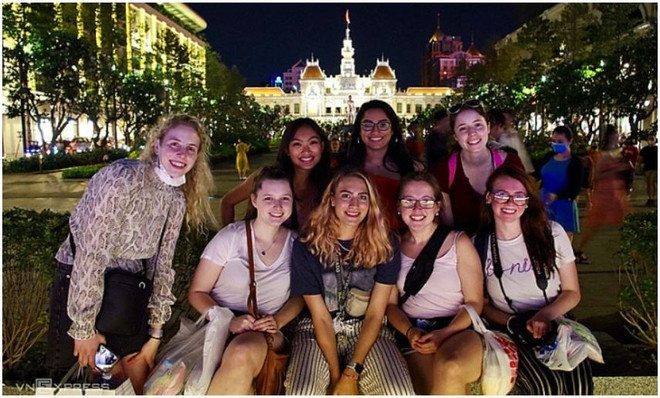 Un groupe de touristes américaines dans la rue piétonne Nguyên Hueê, à Hô Chi Minh-Ville. Photo : VnExpress touristes-americains-hcmv.jpg