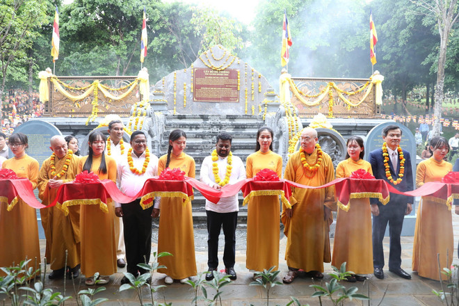 Le président sri-lankais Anura Kumara Dissanayaka (centre) coupe le ruban d’inauguration et offre de l’encens dans l’enceinte du grand arbre de bon augure de la Bodhi, à Bai Dinh, le 4 mai. Photo: VNA president-sri-lankais-anura-kumara-dissanayaka.jpg