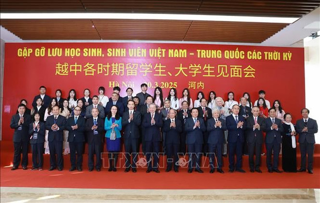Le secrétaire général du Parti communiste du Vietnam, Tô Lâm et les délégués posent pour une photo de groupe lors de l'événement. Photo: VNA secretaire-general-to-lam-et-delegues.jpg