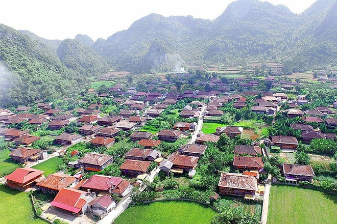 Plus de 400 maisons sur pilotis aux toits de tuiles «yin-yang» allient le style Tày à l'architecture du delta du Nord. Photo: VOV village-quynh-son.jpg