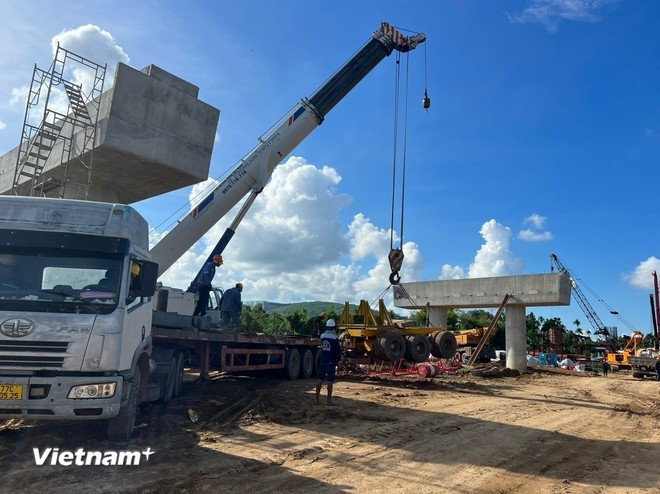 Les entrepreneurs travaillent activement à la construction d’un pont le long de l’aile est de l’autoroute Nord-Sud. Photo: VietnamPlus autoroute-nord-sud.jpg