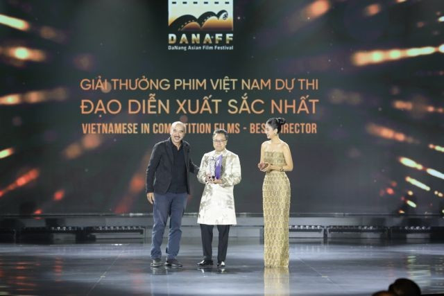 Victor Vu été honoré comme meilleur réalisateur pour le film film "Tham tu Kiên : Ky an không dâu" (Détective Kiên : L’Horreur sans tête). Photo : Anh Vu/DANAFF victor-vu.jpg