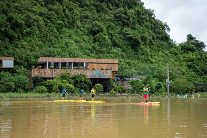 les-visiteurs-pagaient-pendant-les-inondations-a-tan-hoa.jpg