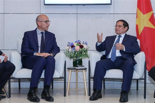 Le Premier ministre Pham Minh Chinh (à droite) travaille avec Safran, à Paris, le 11 juin. Photo : VNA safran.jpg