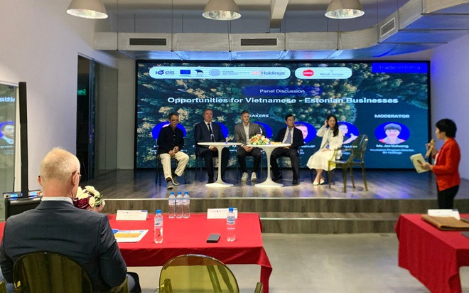 Des représentants d'entreprises et des experts échangent des informations afin de rechercher des opportunités de coopération en matière de transformation numérique entre l'Estonie et le Vietnam, à Hanoi, le 5 novembre 2024. Photo : baochinhphu.vn estonie-vietnam-baochinhphuvn.jpg