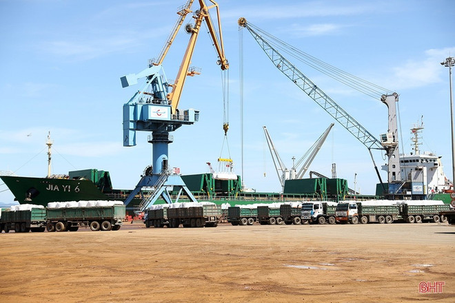 Rien qu’en 2024, plus de 5 millions de tonnes de marchandises ont transité par les quais nos1 et 2 du port de Vung Ang. Photo: baohatinh quais-n-1-et-2.jpg