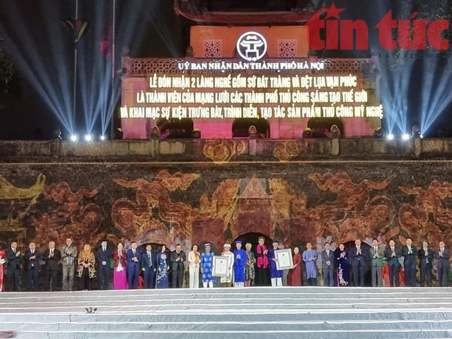Remise de certificats à deux villages artisanaux de Hanoi pour marquer l’inscription au Réseau mondial des villes d'artisanat créatif. Photo: VNA remise-de-certificats-a-deux-villages-artisanaux-de-hanoi.jpg