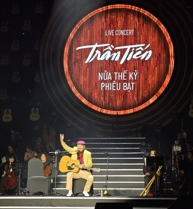 Le musicien Trân Tiên se produit lors du concert "Un demi-siècle d'errance", en mai 2023 au Centre national de conférences de My Dinh. Photo : DV le-musicien-tran-tien.jpg