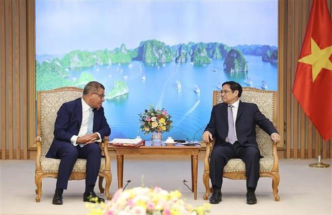 Le Premier ministre Pham Minh Chinh (droite) et Alok Kumar Sharma, ministre britannique, président de la COP26. Photo: VNA alok-kumar-sharma.jpg