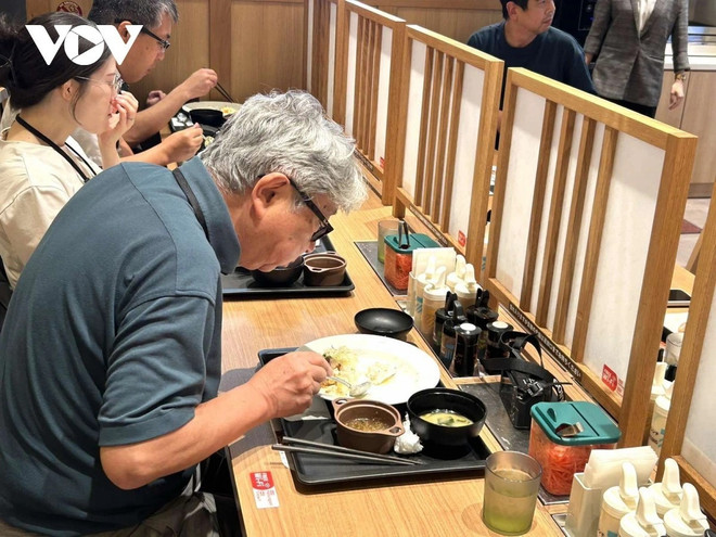 Des clients japonais séduits par le cơm tấm vietnamien. Photo : VOV clients-japonais.jpg