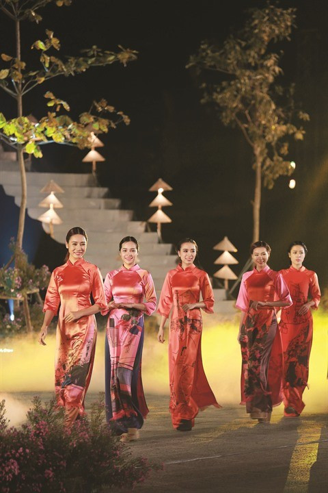 Des tuniques de Trach Xa présentées lors du Festival de l’áo dài de Hanoi 2016. Photo: CTV ao-dai-de-trach-xa-vna.jpg