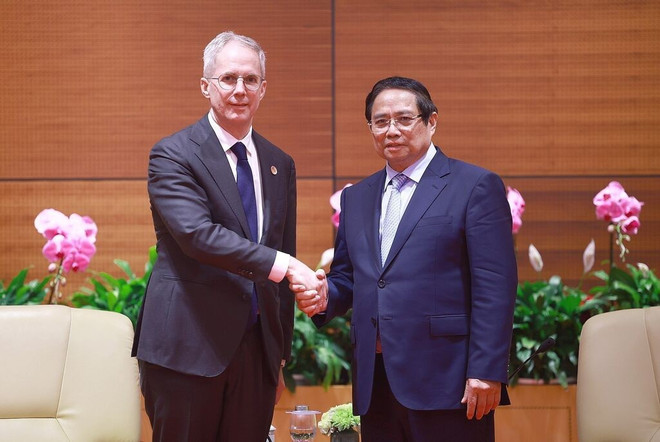 Le Premier ministre Pham Minh Chinh (droite) et le vice-président de la BAD, Scott Morris, en avril 2025. Photo : VNA pham-minh-chinh-scott-morris.jpg