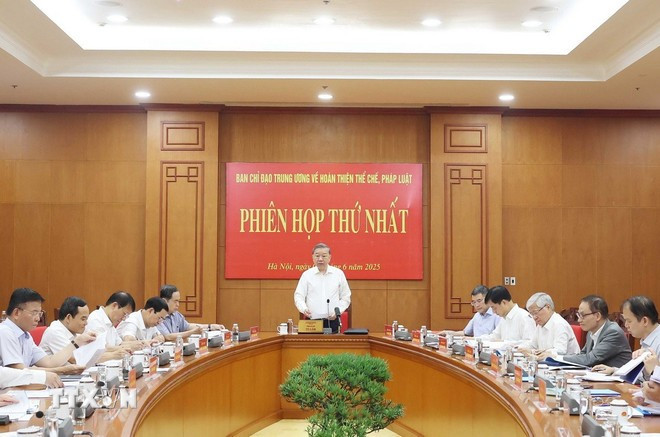 Le secrétaire général du Parti Tô Lâm préside la réunion du comité central de pilotage pour le perfectionnement des institutions et des lois, à Hanoi, le 5 juin. Photo : VNA to-lam-premiere-reunion-244.jpg
