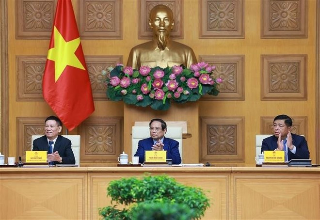 Le Premier ministre Pham Minh Chinh (centre) lors de la rencontre. Photo : VNA pham-minh-chinh-centre.jpg
