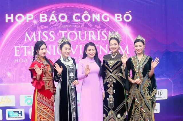 Dàm Huong Thuy (au centre), présidente du comité d'organisation, lors de la conférence de presse annonçant Miss Tourisme Ethnique Vietnam 2025. Photo : VNA dam-huong-thuy.jpg