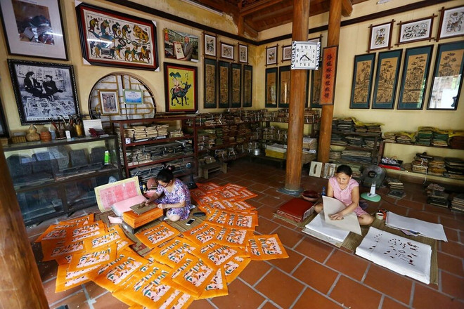 Fabrication des estampes populaires dans le village de Dông Hô, à Bac Ninh. Photo : VNA estampes-populaires-dong-ho-vna.jpg