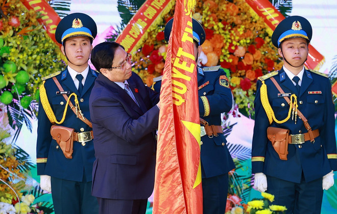 Le Premier ministre Pham Minh Chinh décore la Défense aérienne et l’Armée de l’air, à Hanoi, le 21 octobre. Photo: VNA pm-pmc-9090.jpg