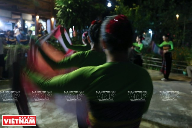 Des filles du hameau de Ngoi présentent des danses Muong devant des visiteurs. Photo: VNP filles-du-hameau-de-ngoi.jpg