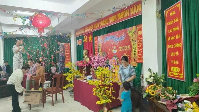 Les habitants de l’île de Da Tây décorent la salle de réunion pour se préparer au Têt. Photo : congthuong.vn habitants-de-lile-de-da-tay.jpg