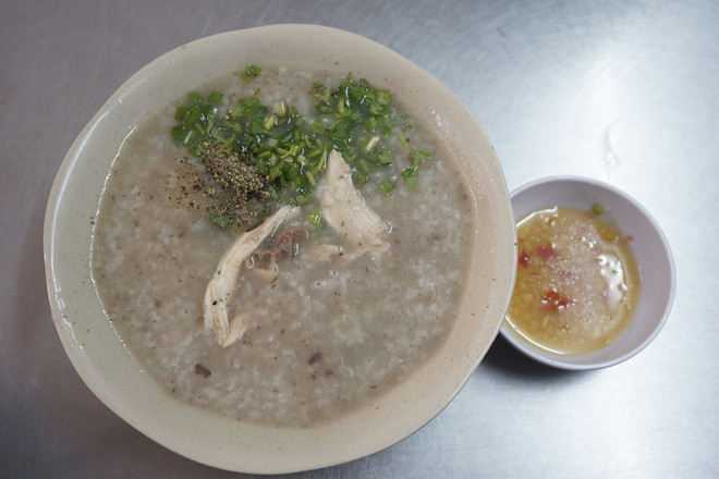 Le porridge de riz au poulet (Cháo gà). Photo: TasteAtlas chao-ga.jpg
