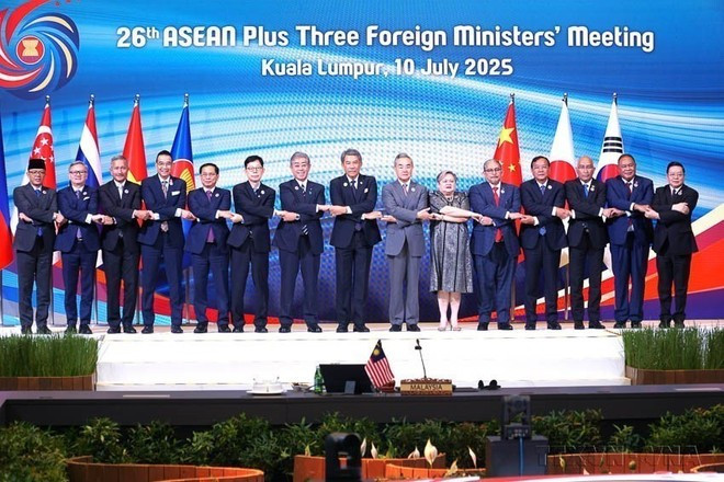 Le vice-Premier ministre et ministre des Affaires étrangères, Bui Thanh Son, pose avec les ministres des Affaires étrangères de l’ASEAN Plus Trois. Photo : VNA bui-thanh-son-asean-3.jpg