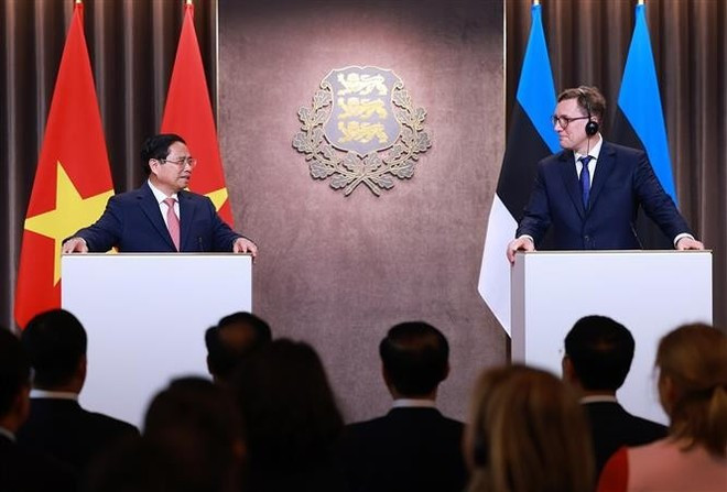 Le Premier ministre vietnamien Pham Minh Chinh et son homologue estonien Kristen Michal président une conférence de presse conjointe pour annoncer les résultats de leur entretien. Photo : VNA pham-minh-chinh-kristen-michal-conference-de-presse.jpg