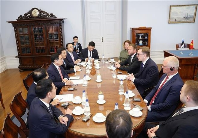Le Premier ministre vietnamien Pham Minh Chinh (à gauche) s’entretient avec son homologue estonien Kristen Michal à Tallinn, le 6 juin 2025. Photo : VNA pham-minh-chinh-kristen-michal-entretien.jpg