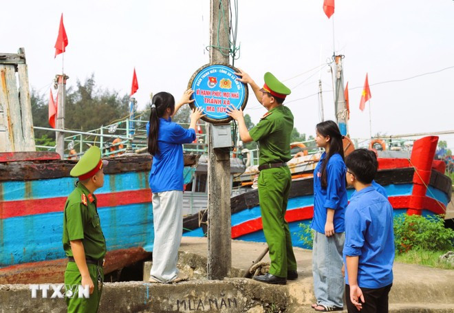 Les forces de police locales et les membres de l'Union de la jeunesse communiste Hô Chi Minh s'unissent pour promouvoir un modèle garantissant la sécurité et l'ordre locaux. Photo : VNA policiers.jpg