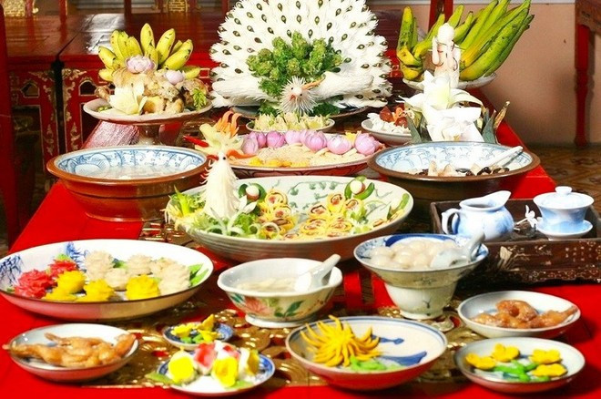 Fort d’un épanouissement durant plus d’un siècle de règne des empereurs de Nguyên, la cuisine royale est connue pour un raffinement exceptionnel, allant de la préparation jusqu’à la dégustation en passant par la présentation. Photo; VNA cuisine-royale.jpg