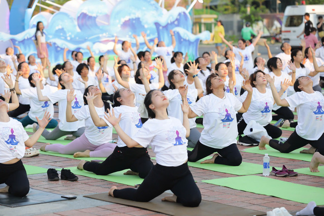 Au-delà du bien-être individuel, l’édition 2025 a mis l’accent sur l’interconnexion entre l’humain et la planète, sous le thème « Yoga pour une seule Terre, une seule santé ». Photo: dsa.org.vn dsaorgvn.jpg