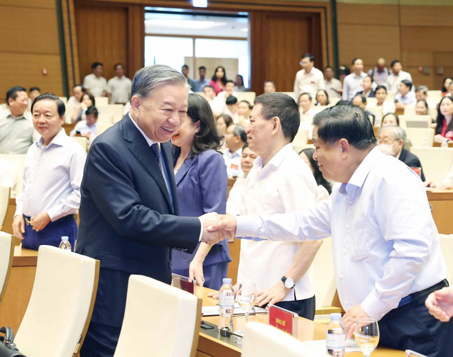 Le secrétaire général du Parti, Tô Lâm, lors de la conférence nationale sur la diffusion et la mise en œuvre de quatre résolutions du Politburo. Photo: VNA conference-nationale.jpg