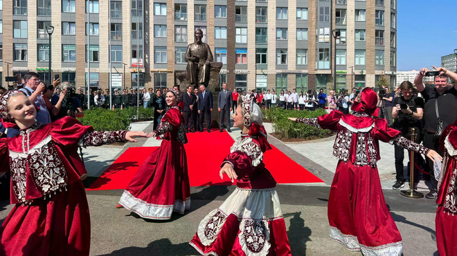 Cérémonie d’inauguration de la statue du président Hô Chi Minh dans la ville de Saint-Pétersbourg en juin 2023. Photo : NDEL statue-du-president-ho-chi-minh-dans-la-ville-de-saint-petersbourg.jpg